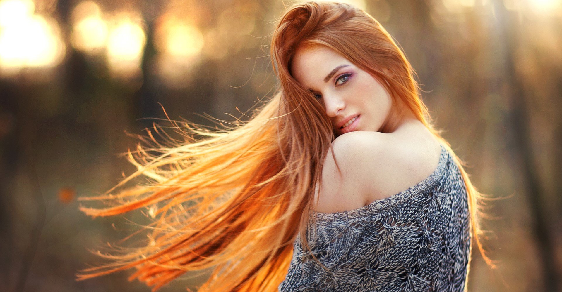 Modelo branca com cabelo liso e ruivo